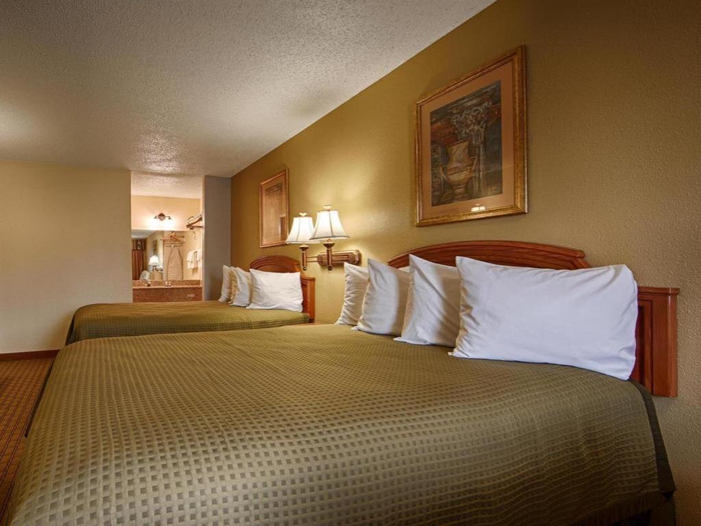 Western Post Oak Hotel 2*