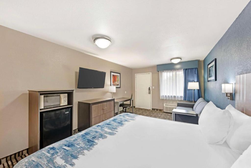 Western Post Oak Hotel 2*