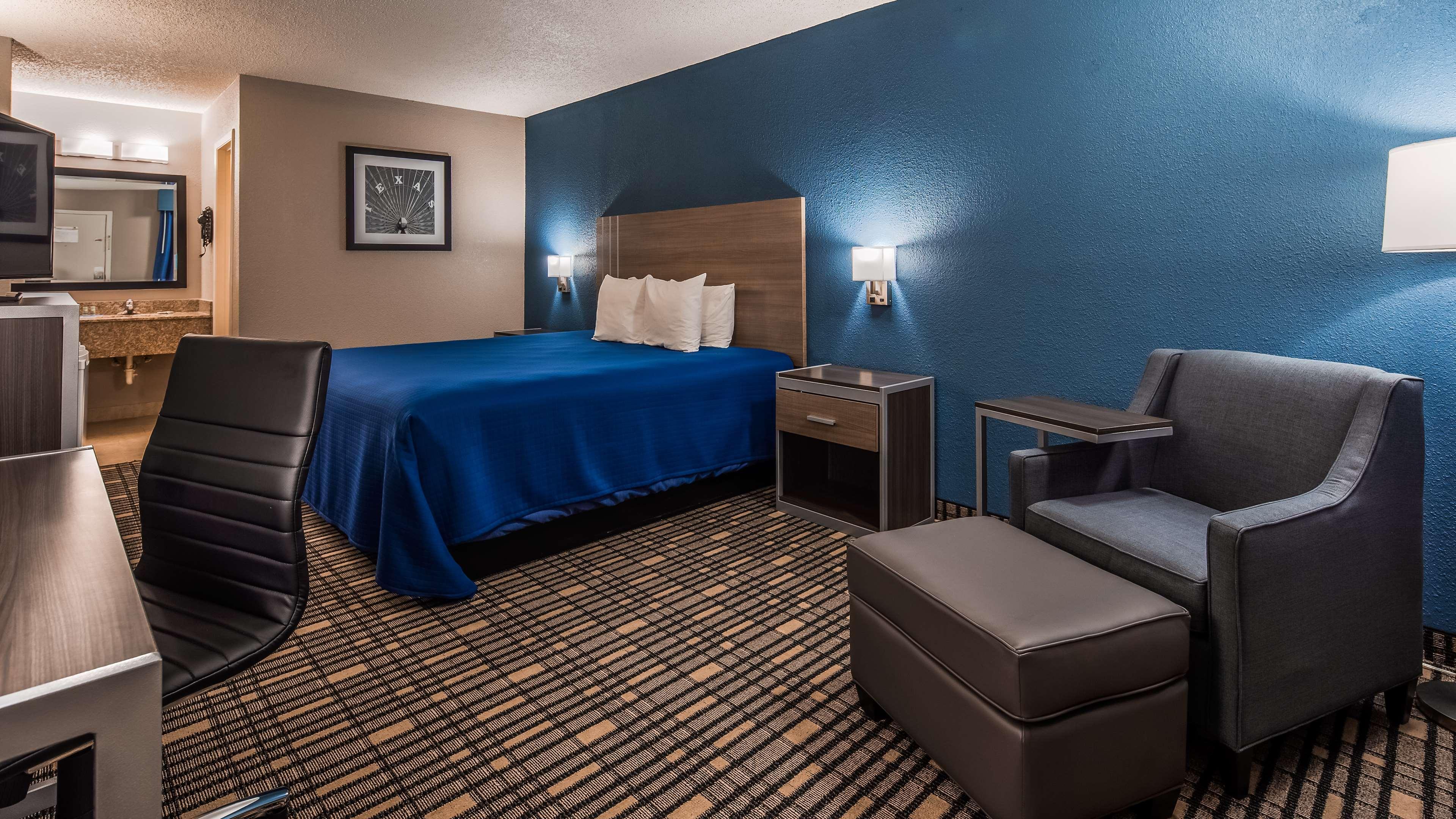 Best Western Post Oak Hotel 2*