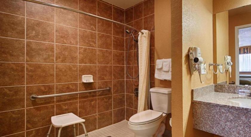 Western Post Oak Hotel 2*